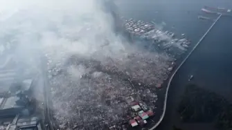 Un enorme incendio destruyó este domingo alrededor de 1,000 viviendas precarias, muchas de ellas construidas sobre pilotes sobre el agua, y dejó a miles de personas desplazadas en una aldea costera del estado de Sabah, en Malasia, según informaron las autoridades.

¡Síguenos en nuestras redes sociales para mantenerte informado!

Twitter: https://twitter.com/eleconomista 
Facebook: https://www.facebook.com/ElEconomista.mx
Instagram: https://www.instagram.com/eleconomistamx
LinkedIn: https://www.linkedin.com/company/el-economista/

#ElEconomista