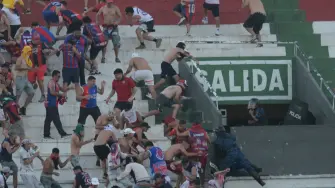 Aficionados de Cerro Porteño y Olimpia se enfrentaron, de igual manera confrontaron a la policía antidisturbios.