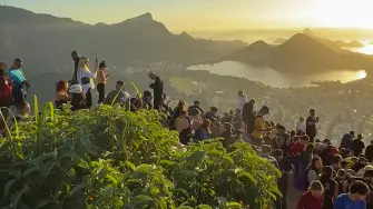 Más de 200 turistas quedaron atrapados este lunes en lo alto de un emblemático cerro de Rio de Janeiro por un operativo policial contra narcotraficantes en una favela del sur de la ciudad, que derivó en intensos enfrentamientos armados, informaron autoridades y un operador turístico.