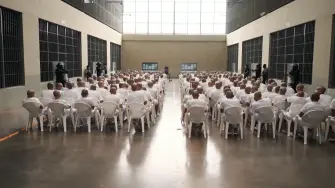 La justicia de El Salvador inició el lunes un juicio contra unos 486 acusados de pertenecer a la Mara Salvatrucha (MS-13), entre ellos varios fundadores y líderes, en el primer juicio masivo contra el mando de una pandilla. 

¡Síguenos en nuestras redes sociales para mantenerte informado! 

Twitter: https://twitter.com/eleconomista 
Facebook: https://www.facebook.com/ElEconomista.mx 
Instagram: https://www.instagram.com/eleconomistamx 
LinkedIn: https://www.linkedin.com/company/el-economista/ 

#ElEconomista #EETV