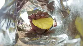 ¿Qué secretos oculta una bolsa de patatas fritas?