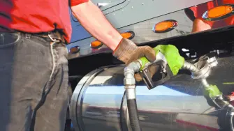 El pacto se concretó la tarde de este martes, luego de las críticas de Palacio Nacional a los expendios por el manejo de precios del combustible, que es clave para el transporte de mercancías. 

Para más información del tema, visita: https://www.eleconomista.com.mx/empresas/acuerdan-sheinbaum-gasolineros-tope-28-pesos-litro-diesel-20260422-809877.html 

¡Síguenos en nuestras redes sociales para mantenerte informado! 

Twitter: https://twitter.com/eleconomista 
Facebook: https://www.facebook.com/ElEconomista.mx 
Instagram: https://www.instagram.com/eleconomistamx 
LinkedIn: https://www.linkedin.com/company/el-economista/ 

#ElEconomista #Diésel
