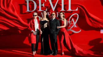 El elenco principal de "El diablo se viste de moda 2" en la premier de la película en Londres.