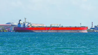 La decisión del presidente de Estados Unidos añade cerca de tres meses a la exención vigente, que estaba prevista que expirara el ‌17 de ​mayo, lo que permite a los buques de pabellón extranjero transportar mercancías entre puertos estadounidenses hasta mediados de agosto.

Para más información del tema, visita: https://www.eleconomista.com.mx/internacionales/trump-da-90-dias-exencion-ley-jones-facilitar-transporte-maritimo-petroleo-20260424-810348.html

¡Síguenos en nuestras redes sociales para mantenerte informado!

Twitter: https://twitter.com/eleconomista 
Facebook: https://www.facebook.com/ElEconomista.mx
Instagram: https://www.instagram.com/eleconomistamx
LinkedIn: https://www.linkedin.com/company/el-economista/

#ElEconomista #LeyJones #Petróleo