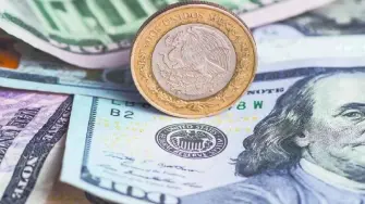 El peso avanzó levemente en un mercado que espera información de una ronda de negociaciones entre Estados Unidos e Irán, pero terminó la semana con una pérdida acumulada.

Para más información del tema, visita: https://www.eleconomista.com.mx/mercados/precio-dolar-hoy-24-abril-2026-cuanto-cerro-20260424-810423.html

¡Síguenos en nuestras redes sociales para mantenerte informado!

Twitter: https://twitter.com/eleconomista 
Facebook: https://www.facebook.com/ElEconomista.mx
Instagram: https://www.instagram.com/eleconomistamx
LinkedIn: https://www.linkedin.com/company/el-economista/

#ElEconomista #TipodeCambio