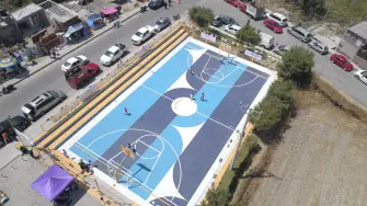 Cancha comunitaria rehabilitada que funciona como espacio deportivo y de encuentro vecinal en zona urbana