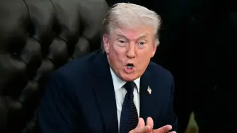 El ‌presidente compró bonos corporativos de los sectores de ⁠la energía, la tecnología, la sanidad y los servicios financieros.

Para más información del tema, visita: https://www.eleconomista.com.mx/internacionales/trump-compro-bonos-valor-51-millones-dolares-marzo-informacion-financiera-20260425-810499.html

¡Síguenos en nuestras redes sociales para mantenerte informado!

Twitter: https://twitter.com/eleconomista 
Facebook: https://www.facebook.com/ElEconomista.mx
Instagram: https://www.instagram.com/eleconomistamx
LinkedIn: https://www.linkedin.com/company/el-economista/

#ElEconomista #Trump