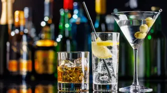 El IEPS a bebidas alcohólicas está en debate porque hoy una botella puede pagar más impuestos, no necesariamente por contener más alcohol. La propuesta busca cambiar el cálculo y medir el impuesto por contenido alcohólico.

¡Síguenos en nuestras redes sociales para mantenerte informado!