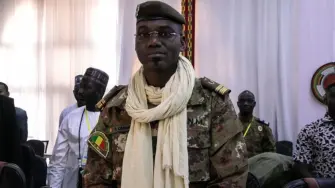 El gobierno militar de Mali se vio inmerso en una crisis de seguridad tras una ola de ataques en todo el país de combatientes yihadistas que el fin de semana mataron al ministro de Defensa.