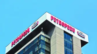 Petroperú no tiene recursos suficientes para adquirir crudo para sus refinerías de combustibles.