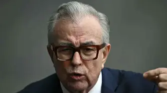 La acusación fue presentada por la Fiscalía Federal para el Distrito Sur de Nueva York y dada a conocer por el fiscal Jay Clayton y el administrador de la DEA, Terrance C. Cole.

Para más información del tema, visita: https://www.eleconomista.com.mx/politica/eu-acusa-rocha-moya-otros-nueve-funcionarios-vinculos-cartel-sinaloa-20260429-811139.html

¡Síguenos en nuestras redes sociales para mantenerte informado!

Twitter: https://twitter.com/eleconomista 
Facebook: https://www.facebook.com/ElEconomista.mx
Instagram: https://www.instagram.com/eleconomistamx
LinkedIn: https://www.linkedin.com/company/el-economista/

#ElEconomista #RubénRocha