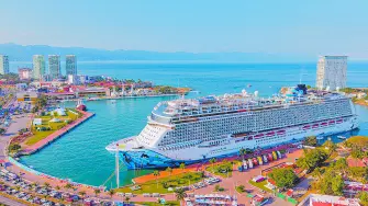 La bahía, el Malecón y la selva que rodea Puerto Vallarta construyen un destino donde conviven naturaleza, cultura y mar.