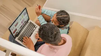 La educación financiera desde la niñez ayuda a la resiliencia en los adultos.