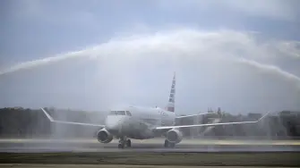 El ⁠servicio aéreo de pasajeros de Estados Unidos a Venezuela se reanudó este jueves tras ⁠siete años, con la llegada a Caracas de un vuelo de American Airlines desde Miami en el que llegaron funcionarios ‌de Washington entre los viajeros.