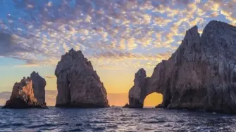 Los arcos icónicos de Los Cabos reflejan la fuerza turística del destino entre el Mar de Cortés y el Pacífico.