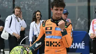 El piloto británico de McLaren, Lando Norris, celebra su victoria en la carrera sprint de Fórmula 1 de Miami 2026.