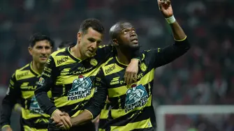 Pachuca's Ecuadorian forward #10 Enner Valencia celebrates scoring his team's first goal during the Mexican League Clausura Tournament quarterfinal first leg football match between Toluca and Pachuca at the Nemesio Diaz stadium in Toluca, Mexico, on May 3, 2026. (Photo by Mario Vazquez / AFP)