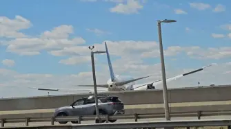 Un avión de la aerolínea estadounidense United Airlines, con 231 ocupantes, estuvo a punto de verse envuelto en una tragedia el domingo cuando una de sus ruedas rozó un poste de alumbrado y un camión mientras se encontraba en fase de aproximación para aterrizar cerca de Nueva York

¡Síguenos en nuestras redes sociales para mantenerte informado!

Twitter: https://twitter.com/eleconomista 
Sitio web: https://www.eleconomista.com.mx/ 
Facebook: https://www.facebook.com/ElEconomista.mx 
Instagram: https://www.instagram.com/eleconomistamx