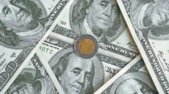 La divisa local cedió terreno en un mercado nervioso por señales de un posible aumento en las tensiones relacionadas con el tránsito en el estrecho de Ormuz.