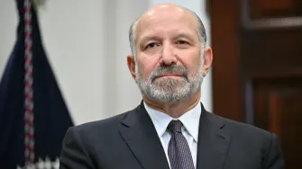 Congresistas demócratas exigieron la dimisión el miércoles del secretario de Comercio de Estados Unidos, Howard Lutnick, acusándolo de mentir al Congreso y ayudar a encubrir los delitos de Jeffrey Epstein, en una audiencia del Comité de Supervisión de la Cámara sobre sus vínculos con el delincuente sexual. 

¡Síguenos en nuestras redes sociales para mantenerte informado!