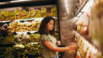 Los adultos jóvenes también le hacen frente a la inflación y así cambian sus hábitos de consumo.