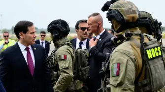 El secretario de Estado estadounidense, Marco Rubio, saluda a miembros de la unidad especial de la policía italiana Nucleo Operativo Centrale di Sicurezza (NOCS).
