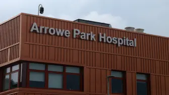 Señalización del Hospital Arrowe Park, donde los ciudadanos británicos serán puestos en cuarentena.
