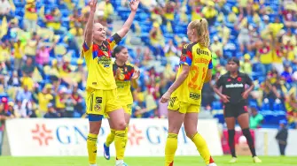 CIUDAD DE MÉXICO, 10MAYO2026.- Las jugadoras Irene Guerrero y Sarah Luebbert, centrocampistas de las Águilas del América, celebraron un gol anotado contra el equipo del Toluca durante el primer tiempo de la Semifinal de la Clausura 2026 en el Estadio Ciudad de los Deportes.FOTO: GRACIELA LÓPEZ/CUARTOSCURO.COM