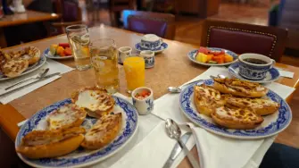 La “Molletiza” de Sanborns crea filas de hasta dos horas, agota bolillos y convierte a los tradicionales molletes mexicanos en el platillo más buscado por jóvenes y creadores de contenido en redes sociales.