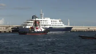 El crucero Hondius, afectado por un brote de hantavirus, zarpó el lunes de Tenerife tras evacuar a más de un centenar de sus ocupantes en una compleja operación iniciada el domingo, y navega ahora rumbo a Países Bajos con una tripulación reducida y el cadáver de una fallecida.