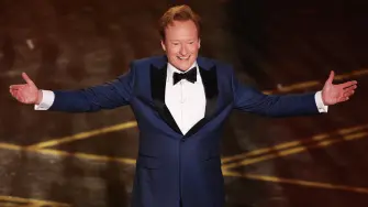 El humorista y presentador estadounidense Conan O'Brien habla en el escenario durante la 98ª edición de los Premios de la Academia.