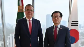 Este martes el secretario de Economía, Marcelo Ebrard, sostuvo un encuentro con Yeo Han-koo, ministro de Comercio de la República de Corea, para revisar la relación económica bilateral y abrir nuevas oportunidades de cooperación entre ambos países.