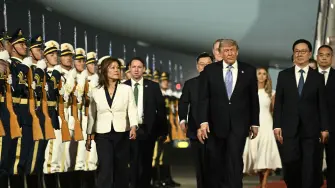 Donald Trump llegó el miércoles a Pekín junto a un grupo de directivos de grandes empresas con el objetivo de pedir a su homólogo Xi Jinping que "abra" el mercado chino a los negocios estadounidenses, en su primer encuentro bilateral desde 2017.

¡Síguenos en nuestras redes sociales para mantenerte informado!