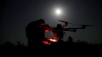 Soldados de la 24.ª Brigada Mecanizada Rey Danylo de las Fuerzas Armadas de Ucrania preparan un dron de combate pesado Kazhan.
