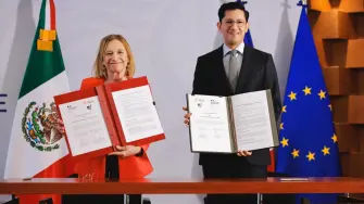 La embajadora de Francia en Mexico, Delphine Borione y Roberto Velasco, secretario de Relaciones Exteriores.
