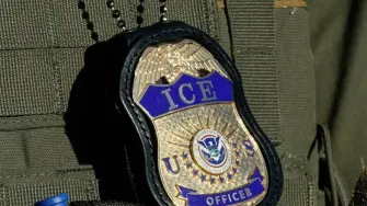 La Fiscalía del condado de Hennepin, en el estado de Minnesota, ha emitido una orden de arresto contra un agente del ICE acusado de dispararle a un inmigrante venezolano en Minneapolis en enero.

Para más información del tema, visita: https://www.eleconomista.com.mx/internacionales/fiscal-minnesota-ordena-arresto-agente-ice-acusado-disparar-migrante-20260519-814266.html

Twitter: https://twitter.com/eleconomista 
Sitio web: https://www.eleconomista.com.mx/ 
Facebook: https://www.facebook.com/ElEconomista.mx 
Instagram: https://www.instagram.com/eleconomistamx 

#ElEconomista #EETV #Geopolitica