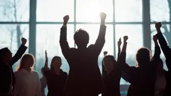 Lejos de tener puestos de responsabilidad o ganar mucho dinero, una tendencia sorprende a los expertos: el minimalismo profesional. Las prioridades en el mundo laboral han cambiado. Ahora, dedicarte a lo que te gusta o poder tener tiempo libre para familia o amigos, pasa para muchos a un primer plano, relegando los valores de generaciones anteriores.
¿Te identificas con estos valores?