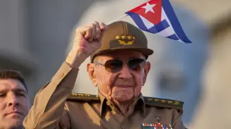 Los cubanos manifestaron consternación y sorpresa después de que Estados Unidos inculpara el miércoles al expresidente Raúl Castro por cargos de asesinato, una sorprendente escalada de la presión del presidente Donald Trump sobre la isla comunista.