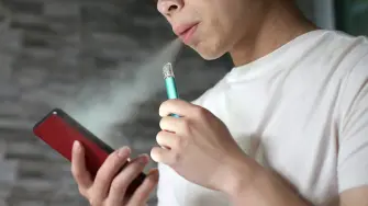 La venta de cigarrillo electrónico estaba prohibido en Argentina desde 2011, pero se ofrecía en kioscos a la vista de todos, sin control. Ahora el Gobierno de Javier Milei lo ha legalizado, junto a las bolsas de nicotina. Ambos productos atraen a adolescentes, aunque siga prohibido vendérselo a menores.