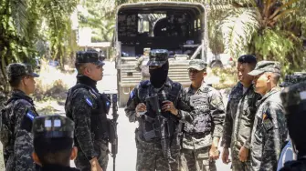 La policía de Honduras informó este viernes que el operativo en el que murieron cinco agentes antipandillas en el norte del país la víspera estaba dirigido contra una red de narcotráfico vinculada a un cártel mexicano.

¡Síguenos en nuestras redes sociales para mantenerte informado!