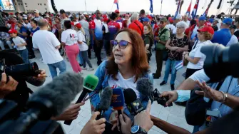 Mariela Castro, hija del expresidente cubano Raúl Castro, descartó el viernes que su padre, de 94 años, pueda ser secuestrado por Estados Unidos, tras ser imputado por la justicia de ese país. Lo hizo mientras miles de personas se manifestaban frente a la embajada de Estados Unidos en La Habana para denunciar la acusación.

¡Síguenos en nuestras redes sociales para mantenerte informado!