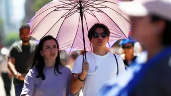 Autoridades sanitarias alertan sobre el golpe de calor, especialmente en adultos mayores, y emiten recomendaciones para evitar afectaciones.

Para más información del tema, visita: https://www.eleconomista.com.mx/politica/temperaturas-extremas-dejan-22-defunciones-mexico-2026-calor-concentra-mayoria-casos-20260523-815017.html

¡Síguenos en nuestras redes sociales para mantenerte informado!

Twitter: https://twitter.com/eleconomista 
Facebook: https://www.facebook.com/ElEconomista.mx
Instagram: https://www.instagram.com/eleconomistamx
LinkedIn: https://www.linkedin.com/company/el-economista/

#ElEconomista #OndadeCalor #Clima