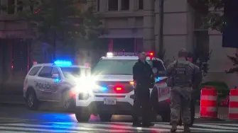 Un hombre que abrió fuego el sábado frente a la Casa Blanca murió tras recibir disparos de agentes del Servicio Secreto, informaron las autoridades de Estados Unidos. AMPLIACIÓN. 

¡Síguenos en nuestras redes sociales para mantenerte informado! 

Twitter: https://twitter.com/eleconomista 
Facebook: https://www.facebook.com/ElEconomista.mx 
Instagram: https://www.instagram.com/eleconomistamx 
LinkedIn: https://www.linkedin.com/company/el-economista/ 

#ElEconomista #EETV #AFP