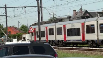 Un minibús escolar fue embestido por un tren el martes en el norte de Bélgica, en un choque "extremadamente violento" que causó al menos cuatro muertos, entre ellos dos niños.

¡Síguenos en nuestras redes sociales para mantenerte informado!

Twitter: https://twitter.com/eleconomista 
Facebook: https://www.facebook.com/ElEconomista.mx
Instagram: https://www.instagram.com/eleconomistamx
LinkedIn: https://www.linkedin.com/company/el-economista/

#ElEconomista