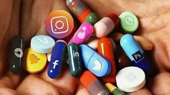 El uso de las redes sociales representa una amenaza comparable al tabaquismo para la salud de los jóvenes, advierten médicos británicos en el marco de una consulta lanzada por su gobierno y que concluye el martes.