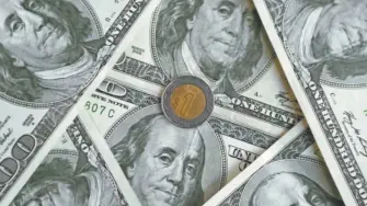 El peso retrocedió en un mercado cauteloso por la noticia de ataques de Estados Unidos a Irán que amenazan con entorpecer las negociaciones de paz.