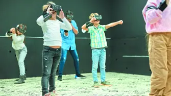 Niños exploran herramientas de realidad virtual, una tecnología que transforma el aprendizaje dentro y fuera del aula