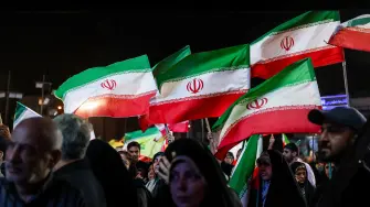 La gente ondea banderas iraníes durante una manifestación en Teherán, Irán, el 29 de mayo de 2026.