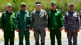 El comandante del SOUTHCOM, General Francis L. Donovan (centro), se reunió con el Jefe del Estado Mayor y Primer Viceministro de las Fuerzas Armadas Revolucionarias de Cuba (MINFAR), general Roberto Legra Sotolongo (2.º/I) y otros oficiales militares cubanos.