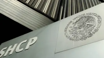 El Informe de Finanzas Públicas y la Deuda Pública, a abril, mostró que los ingresos presupuestarios sumaron 2 billones 954,800 millones de pesos, lo que representó una caída de 2.2% en comparación anual. 

Para más información del tema, visita: https://www.eleconomista.com.mx/economia/ingresos-publicos-cayeron-medio-aumento-gasto-deuda-20260529-816050.html 

¡Síguenos en nuestras redes sociales para mantenerte informado! 
 
#ElEconomista #IngresosPúblicos #SHCP